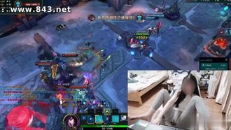 La conduttrice gioca a League of Legends con un vibratore infilato nella vagina~ La sua figa si bagna dopo averci giocato!