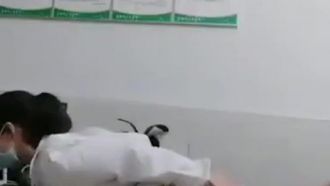 Sala de emergência erótica A pequena enfermeira foi esfregada no pau grande do médico até que sua buceta coçasse ~ Doutor, se apresse ~ A paciente ainda está esperando lá fora!