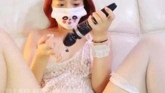 장발 소녀가 다리를 들어 보지를 부러 뜨립니다 ~ 큰 막대기를 사용하여 보지를 가지고 놀아요 ~