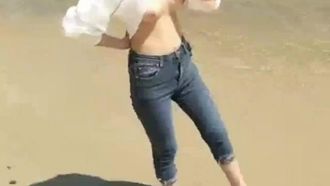 ¡Encontré un lugar donde no había nadie y me hice una mamada apasionada! ¡La brisa del mar sopló en mi polla y salió un gran jugo blanco!