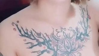 Mostrando il suo seno, chiacchierando nuda e fumando! La cattiva ragazza si strofina il suo bel seno!