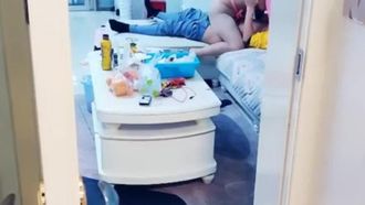 Esposa solitária seduz entregador enquanto marido está em viagem de negócios! Nem tirei a roupa para entregar a mercadoria, então comecei a foder!