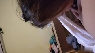 Die große Schwester mit großartigen mündlichen Fähigkeiten filmte sie heimlich beim Hühnchenessen