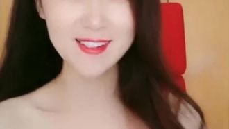 벽이 비뚤어져 있어요! 하지만 앵커의 가슴은 여전히 ​​볼만한 가치가 있습니다!