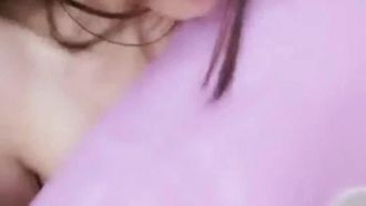 给18岁的小美眉一个惊喜！破处兼流出！