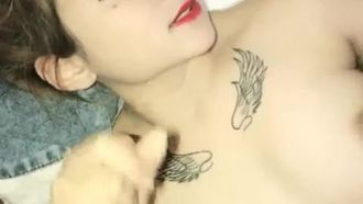 La vidéo d'une fille poilue sucant une bite et jouant avec sa chatte a été mise en ligne et a fuité !!