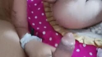 Una donna matura con la fronte alta fa un pompino al suo ragazzo! La figa a farfalla dura molto a lungo!