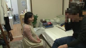 Le foto nascoste sono disponibili in qualsiasi momento e la donna matura in affitto farà tutti i lavori domestici, cucinerà e farà il bucato per te.