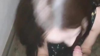 La mia ragazza sulle scale aveva sete, quindi mi sono tolto i pantaloni e le ho lasciato bere qualcosa di forte!