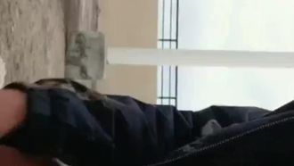 Outdoor-Prostitution in Chaozhou! Es ist ein glücklicher Moment auf dem Dach, und das Mädchen, das auf der Straße steht, setzt sich darauf und schüttelt es
