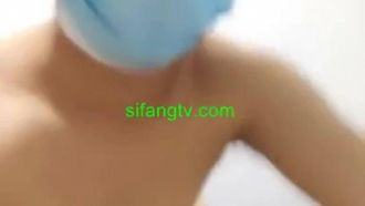La conduttrice della trasmissione dal vivo con un seno paffuto e bello fa sesso con il suo ragazzo dal vivo! Il foro della farfalla è ancora rosa dopo averlo rasato e aperto!