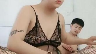 Der gutaussehende Kerl fickt die sexy junge Muschi – sein Gesicht ist während des gesamten Vorgangs freigelegt und er hat eine Menge Spaß. High! Durch den zarten Oralsex fühlt sich der Schwanz meines Bruders so gut an~