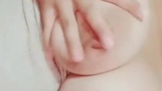Großformatige private Fotos von vollbusigen Mädchen durchgesickert! Ein kurzes Video zeigt, wie mutwillig Brüste geschüttelt und Löcher gegraben werden!