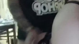 La joven modelo salvaje y atrevida Si'er y su novio tatuado tienen sexo apasionado y se filtró una selfie. La mujer con chal y medias negras toma la iniciativa de montarse encima. El diálogo es atrevido y emocionante. Versión original de alta definición 720P. filigrana.
