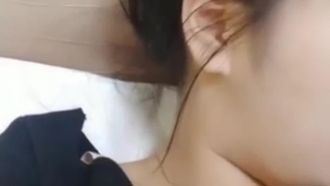 É a sua Nan Nan, uma garota de aparência pura e fofa, fazendo sexo com o namorado. Ela se masturba e faz sexo oral primeiro com um massageador, montando em cima e fodendo com força.