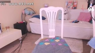 Trasmissione in diretta CB di una bellissima conduttrice lolita dalla pelle chiara che mostra il suo fungo rosa senza peli su larga scala.