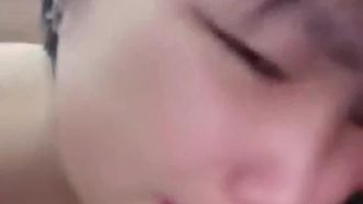 La estudiante de secundaria Zorrito tiene sexo con su novio con tatuajes de flores en el brazo