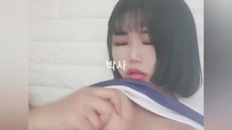 [Versione coreana del prestito nudo] Una studentessa con i capelli corti, a volte piange e ride, sta in piedi sulla testa, fa espressioni divertenti e chiede baci con la lingua alle compagne di classe coreane è un po' nuova!