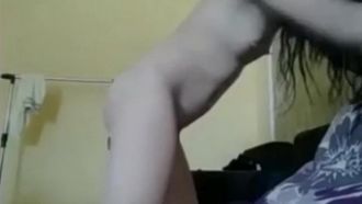 Papà, sbrigati e fanculo a me. La diciannovenne conduttrice di Loli si è ubriacata di birra e ha avuto un dialogo osceno con suo padre in uno spettacolo di incesto. Durante lo sbarramento, gli amici lupi continuavano a chiedere se fossero figli biologici.