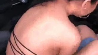 A celebridade da Internet Berry estava nua no carro e conversava com os transeuntes. Ela se expôs corajosamente em locais públicos e tocou flauta para um diretor em um local pitoresco.