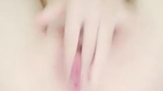 Reine und schöne junge Mädchen zeigen kostenlos, zierliche Figur, haarlose weiße Tiger-Rosa-Muschi, Masturbation und Penetration