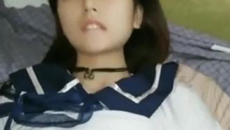 01 Little Lemon, uma menina de aparência pura e doce, se masturba e faz sexo. Ela usa uniforme de estudante, calcinha fio dental e fode a buceta em close.