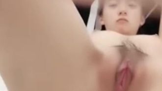 Una bellissima ragazza fa sesso orale con il suo amico sessuale. Probabilmente è solo un'adulta. Anche il fungo è molto rosa.