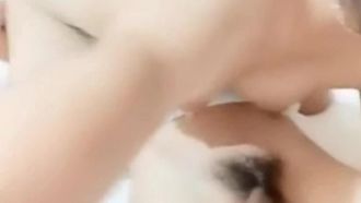 Una ragazza con i capelli corti e grigi ha fatto sesso orale con un netizen. Si è scopata la figa sopra, nella posizione 69. È stato molto eccitante.