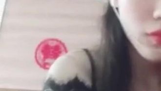 Retransmisión en directo por teléfono móvil de una preciosa chica goteándose el coño y masturbándose. Su coño es rosado y muy tentador.