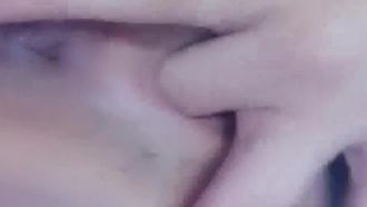 Nachts zwitschern Zikaden und Frösche. Der üppige grüne Wald hat ihre Vaginalhaare locker gemacht und sie führt ihre Finger in ihre trockene Vagina ein.