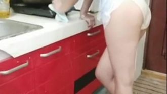 Я вернулся с работы и трахнул свою молодожену, которая была одета в сексуальную одежду. У нее были длинные белые ноги, и она подняла задницу, чтобы убрать дом, и я не мог не всадить в нее: Моя маленькая пизда так чешется, и это так. мне так комфортно трахаться, я хочу этого!