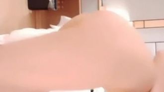 La migliore studentessa del secondo anno lolita in pigiama rosso si incontra con un massaggiatore e la scopa. Ha un bel culo e viene penetrata da dietro senza preservativo. Gola profonda violenta e acrobazie con pompini
