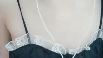 Una linda chica con dos coletas y una linda loli se masturba con accesorios. Tiene un cuerpo pequeño, un coño rosado sin pelo, mamada con los dedos y penetración con una copa de cristal.
