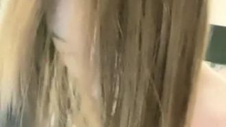 La ragazza di 18 anni si è ubriacata e ha avuto troppo a che fare con te sul letto.