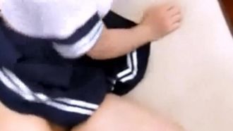 Une belle jeune fille aux cheveux courts porte un uniforme scolaire et couche avec son partenaire sexuel, éjaculant directement en elle