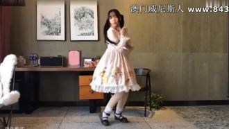 インターネット上で暴露された最新の事件は、ステーションBの大人気ダンスエリア。ダブルポニーテールのキュートで美しい少女、ベリーがハウスダンスタレントショーで全裸になっている姿が多数流出している。衣装は1080Pオリジナルバージョン。