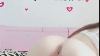 인기 인터넷 연예인 디어걸이 순수한 여고생 교복의 유혹 풀버전에서 얼굴을 드러냈다.