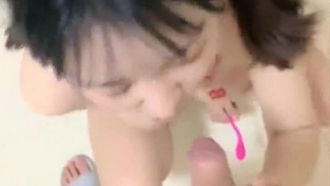 Una ragazza carina con un viso infantile e grandi seni raccolti in due codini si masturba e la scopa di lato. È molto allettante.
