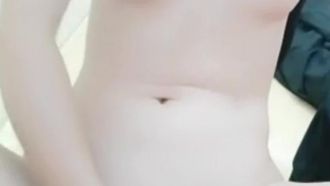 A linda garota de cabelo curto usa um vibrador para vibrar o clitóris. Ela abre a bucetinha e insere um pepino com adereço transparente.