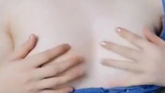 メガネをかけたかわいい若い女の子が椅子の上でマンコを広げてネチズンに見せつける