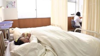 与青 梅竹马高傲辣妹在保健室躺邻床、翘课干到精液都乾了！渚光希