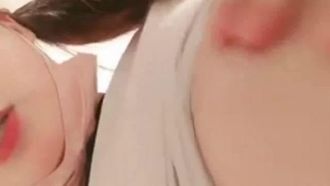 Una linda chica con dos coletas tiene un espectáculo de masturbación a gran escala. Un primer plano de penetración de pepino en el sofá. Su coño es muy tierno. Si te gusta, no te lo pierdas.