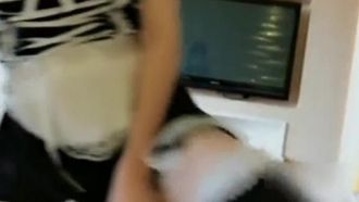 ネットセレブの美少女、押尾寧子は、初めてのセックスにとても恥ずかしがり屋で、黒ストッキングのメイド服を着て、コンドームもつけずに美尻を披露します。