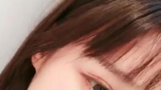Una ragazza carina con i capelli corti e un bell'aspetto, oggetti di scena KIKI, cavalca una bacchetta di vetro su un cazzo nero, fa vibrare il suo vibratore, raggiunge l'orgasmo, schizza e geme forte, in modo molto seducente.