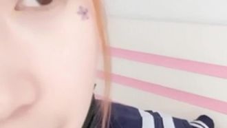 La bellissima conduttrice indossa l'uniforme da studente ed è pura, infila una banana nella figa e si masturba
