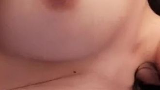 Se filtró un vídeo de una chica de segundo año con un coño muy rosado, Little Fox, tomándose una selfie y teniendo sexo con su estudiante de último año.