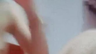 Dopo che la ragazza dagli occhi grandi si è fatta la doccia, ha allargato la figa sul letto e si è toccata, i capelli erano più folti