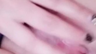 교복을 입은 아름다운 소녀가 가슴을 흘리고, 보지에 오줌을 흘리고 있습니다. 정말 좋아하는 비디오입니다.