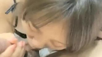 오렌지색의 작은 로리는 스타킹을 신고 오럴 섹스를 하며 자위를 합니다. 그녀의 보지는 털이 없고 왁스가 뚝뚝 떨어지고 그녀의 진동기는 그녀의 큰 엉덩이를 진동시킵니다.