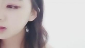 年紀不大漂亮嫩妹​​ 全裸騷舞 掰開小穴給狼網友看